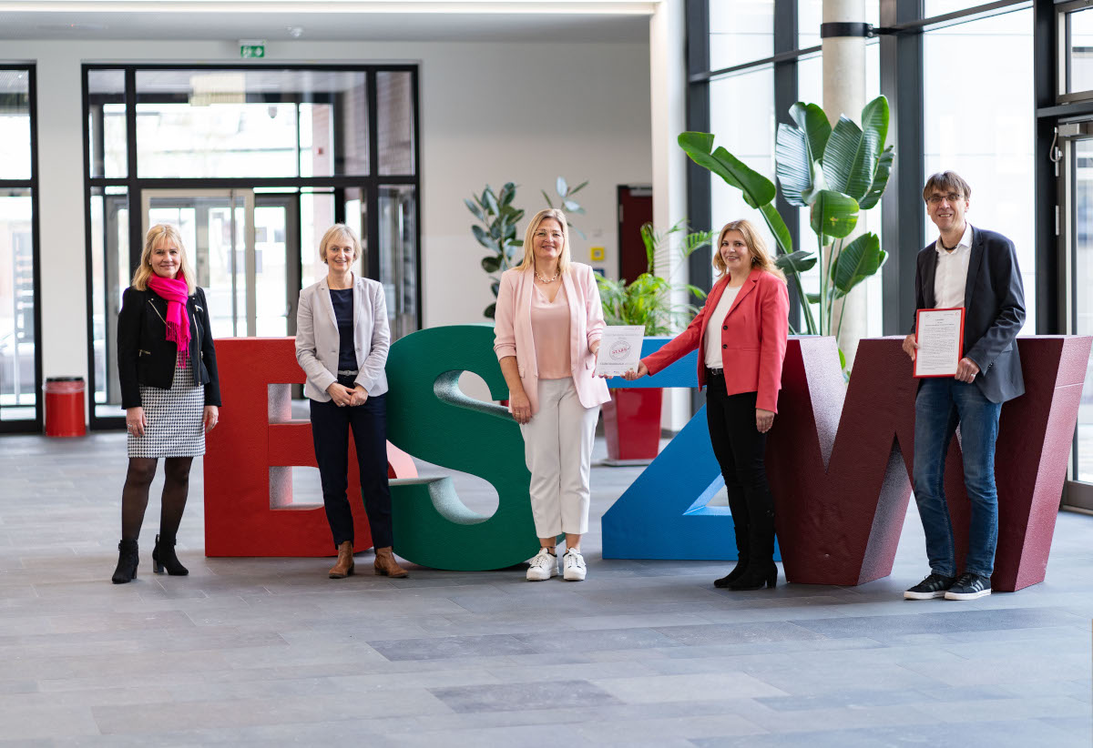 Fünf Personen im Foyer des Beruflichen Schulzentrums Wiesau während der Coronazeit: links Gertrud Gietl von der Regierung der Oberpfalz, daneben STARK‑Projektleiterin Anette Henrich, zwei Lehrerinnen mit dem STARK‑Gütesiegel und rechts außen der Schulleiter des BSZ Wiesau; Auszeichnung als STARK‑Modellschule 2021