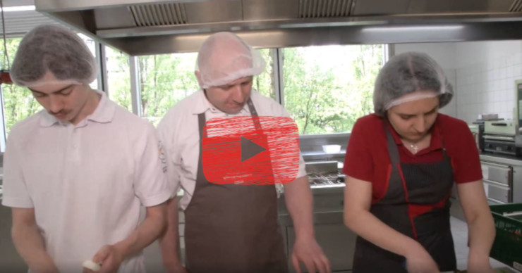 Auszubildende mit Anleiter im fachpraktischen Unterricht im ausführlichen STARK-Film von münchen.tv