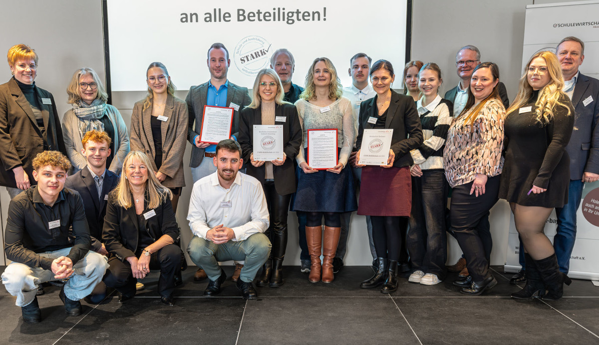 Schülerinnen und Schüler sowie Lehrkräfte der Berufsschule Illertissen und des BSZ Sulzbach‑Rosenberg stehen freudig und stolz als STARK‑Teams mit ihrer Auszeichnung zusammen.