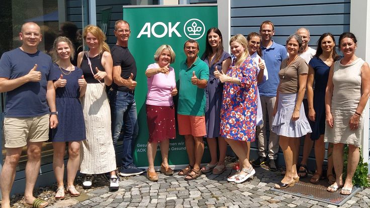 Gruppenfoto der teilnehmenden Lehrkräfte der Berufsschule Lichtenfels mit der STARK‑Trainerin Elke Hambrock‑Trumler und dem AOK‑Gesundheitsexperten Frank Schnabel