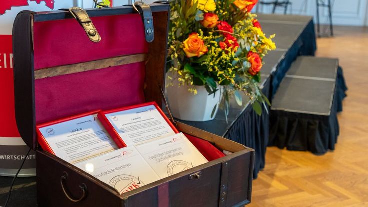 Gerahmte Laudationes und Gütesiegel liegen zur Verleihung bereit
