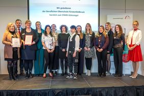 Schulleiterin, Lehrkräfte, Schülerinnen und Schüler der Beruflichen Oberschule Fürstenfeldbruck nach der Verleihung des STARK-Gütesiegels zum Gruppenfoto; links im Bild Ministerialdirigent Dr. Geiger, rechts im Bild Sandra Stenger, Vorstandsvorsitzende der bbw-Gruppe