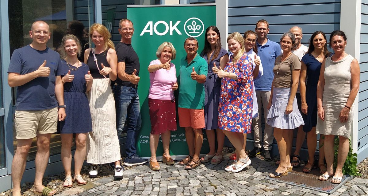 Gruppenfoto der teilnehmenden Lehrkräfte der Berufsschule Lichtenfels mit der STARK‑Trainerin Elke Hambrock‑Trumler und dem AOK‑Gesundheitsexperten Frank Schnabel