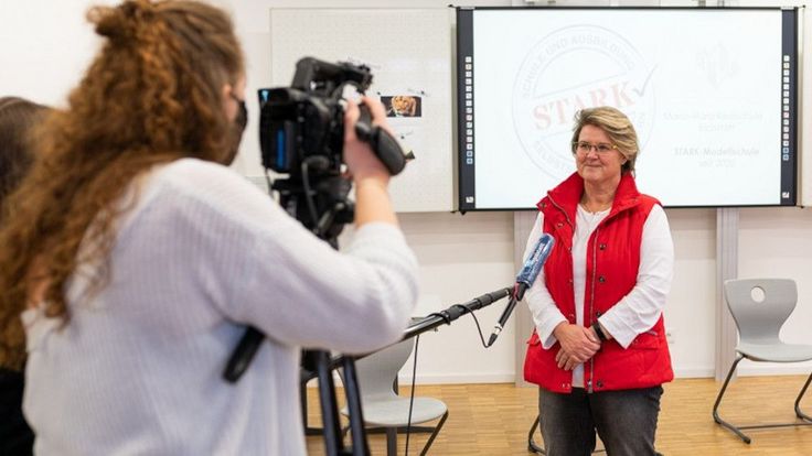 Sabine Grimm, STARK-Beauftragte der Maria-Ward-Realschule Eichstätt vor der Kamera