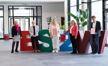 Fünf Personen im Foyer des Beruflichen Schulzentrums Wiesau während der Coronazeit: links Gertrud Gietl von der Regierung der Oberpfalz, daneben STARK‑Projektleiterin Anette Henrich, zwei Lehrerinnen mit dem STARK‑Gütesiegel und rechts außen der Schulleiter des BSZ Wiesau; Auszeichnung als STARK‑Modellschule 2021