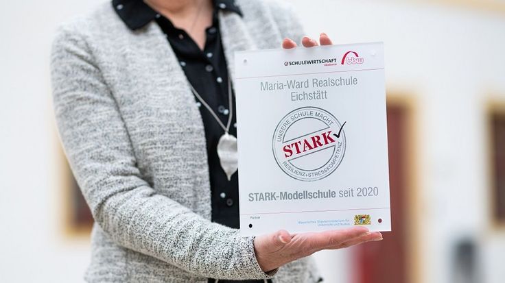 Plakette "STARK Gütesiegel" für die Maria-Ward-Realschule Eichstätt