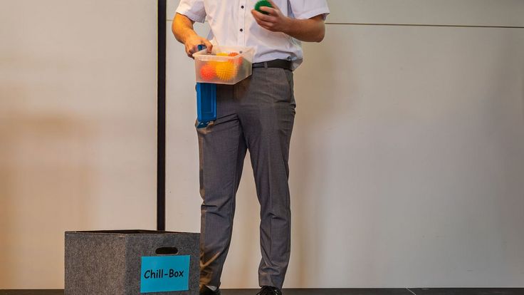 Schüler mit Antistressbällen