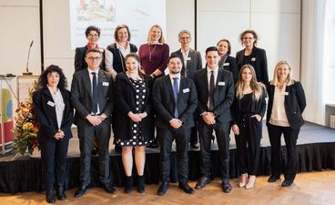 Repräsentant*innen der Staatlichen Berufsschule Fürstenfeldbruck nach der Verleihung des STARK‑Gütesiegels