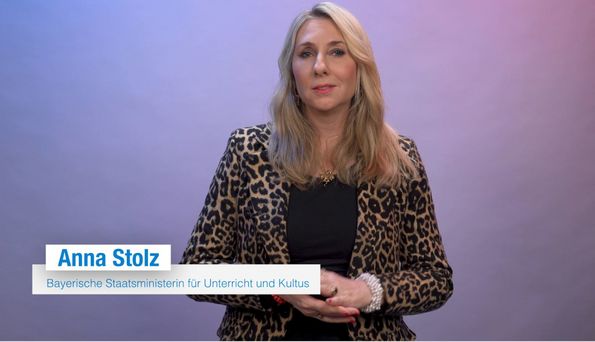 Die bayerische Kultusministerin spricht in einer Videobotschaft zur Verleihung des STARK‑Gütesiegels.