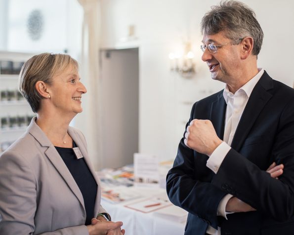 STARK-Projektleiterin A. Henrich im Gespräch mit Prof. Dr. Piazolo