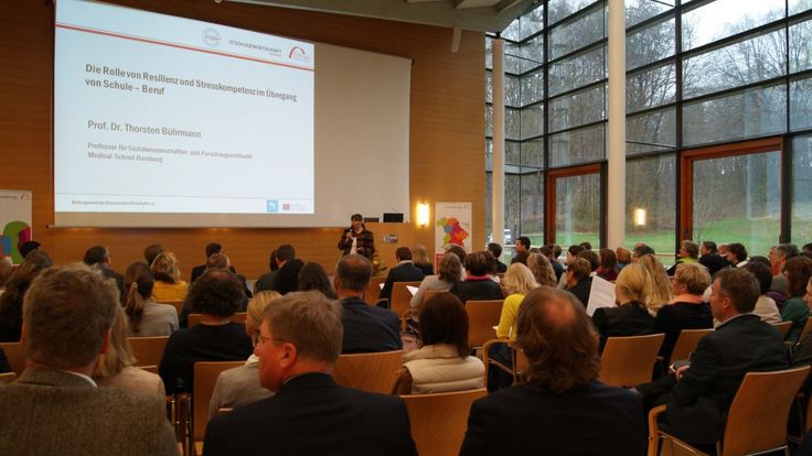 Veranstaltungsraum mit Zuhörern bei der Vorstellung der Studienergebnisse