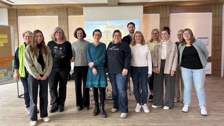 Gruppenfoto der Teilnehmenden eines Workshops mit der Referentin Dr. Jasmin Balzereit, die als vierte Person von links zu sehen ist.