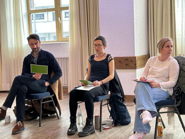 Ein STARK-Lehrer und zwei STARK-Lehrerinnen hören der Referentin zu 