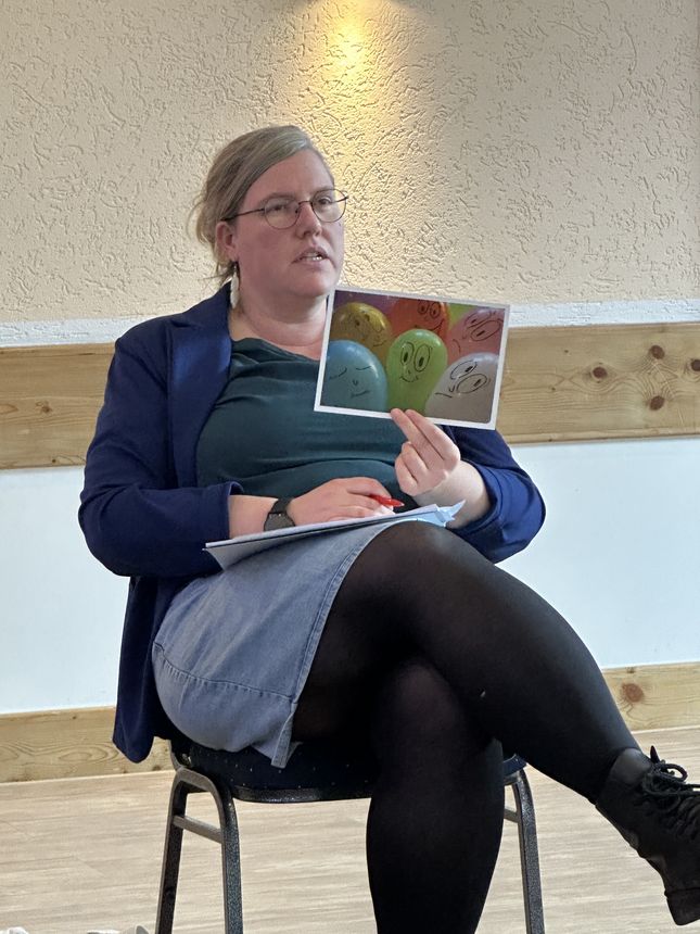 Eine Teilnehmerin hält eine Illustration hoch