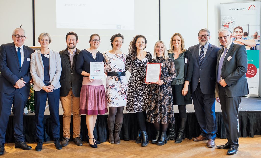 Gruppenfoto des STARK‑Teams der Beruflichen Schulen Landsberg am Lech mit Projekt‑ und Kooperationspartnern nach der Verleihung des STARK‑Gütesiegels